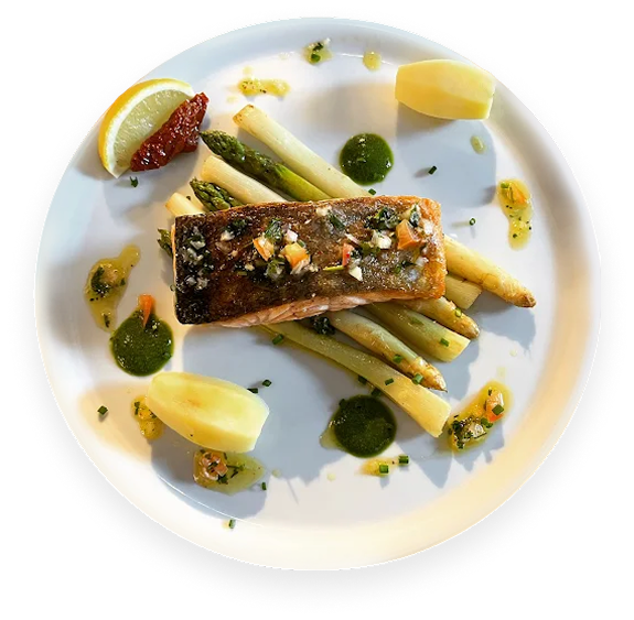 Pavé de saumon sur lit d'aspterges à découvrir au restaurant de Celles Saitn Cloud proche de Versailles (78)