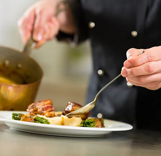 Cuisine préparée avec des produits locaux frais à La Celle Saint Cloud - 78