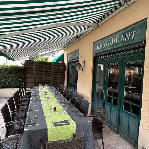 Terrasse couverte pour réception, repas de groupe, cocktail et tout autre événement à La Celle st Cloud entre Versailles et Bougival